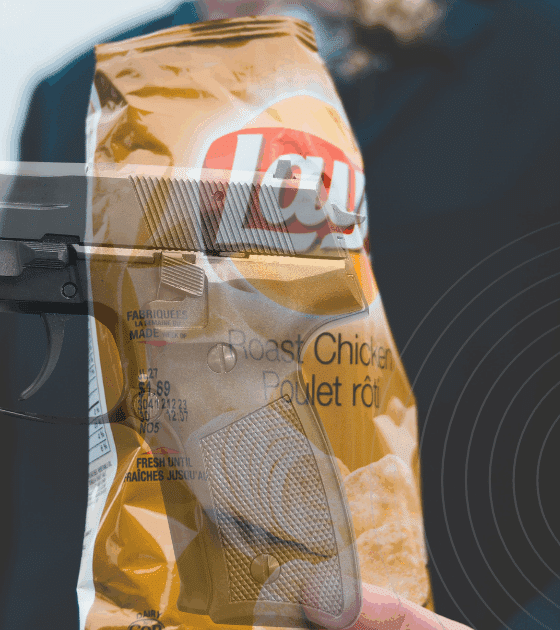 Un système AI confond un paquet de chips avec une arme dans un lycée 6 Montage photographique représentant un paquet de chips Lay’s saveur poulet rôti tenu par une personne en costume, avec une superposition d’image d’un pistolet semi-automatique, créant un contraste visuel fort entre aliment et arme à feu.
