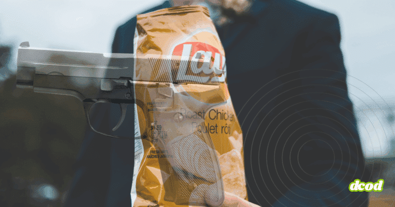 Un système AI confond un paquet de chips avec une arme dans un lycée 10 Montage photographique représentant un paquet de chips Lay’s saveur poulet rôti tenu par une personne en costume, avec une superposition d’image d’un pistolet semi-automatique, créant un contraste visuel fort entre aliment et arme à feu.