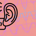 Une oreille stylisée au-dessus d’une bulle de dialogue, placée sur un fond de courbes audio symbolisant l’exposition des métadonnées.