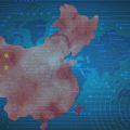 Silhouette rouge de la Chine avec son drapeau intégrée à un réseau de circuits électroniques bleus devant une carte du monde.