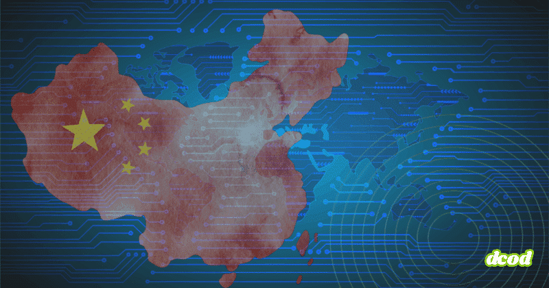 Silhouette rouge de la Chine avec son drapeau intégrée à un réseau de circuits électroniques bleus devant une carte du monde.