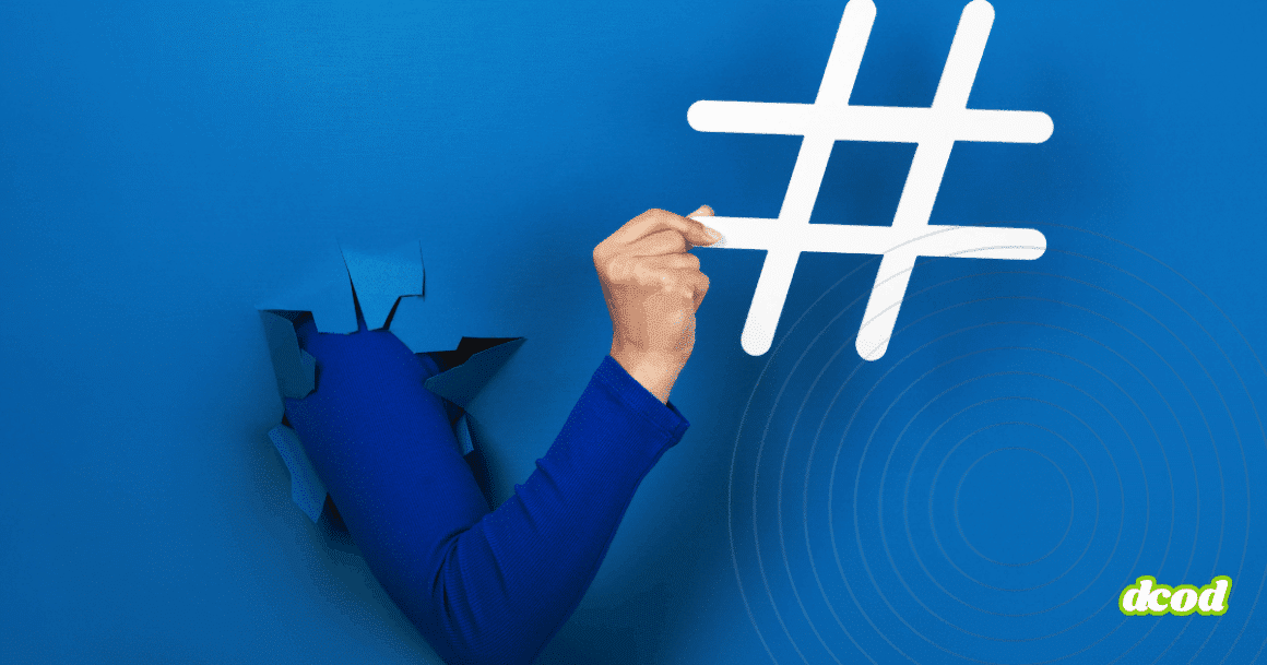 Bras sortant d’une déchirure dans un mur bleu vif, tenant un grand symbole de hashtag blanc, illustrant le pouvoir des réseaux sociaux et des tendances numériques.