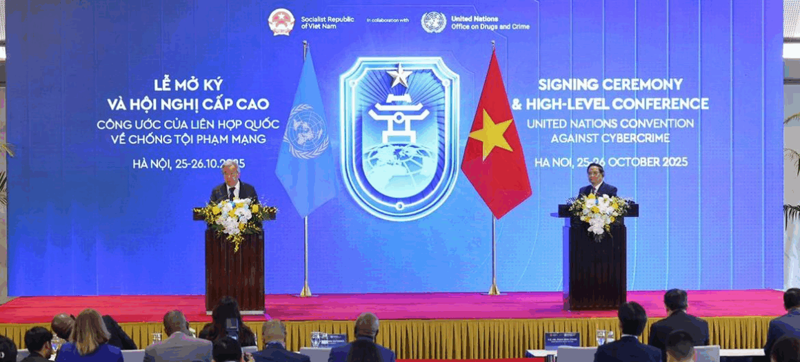 Le Secrétaire général de l'ONU António Guterres (à gauche) et le Premier ministre vietnamien Pham Minh Chinh lors d'une conférence de presse conjointe (source de l'image ONU)