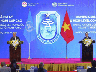 Le Secrétaire général de l'ONU António Guterres (à gauche) et le Premier ministre vietnamien Pham Minh Chinh lors d'une conférence de presse conjointe (source de l'image ONU)