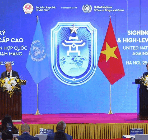 Le Secrétaire général de l'ONU António Guterres (à gauche) et le Premier ministre vietnamien Pham Minh Chinh lors d'une conférence de presse conjointe (source de l'image ONU)