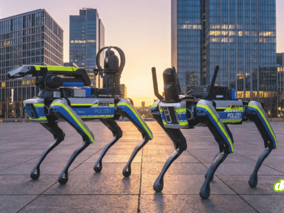 Robots policiers dans une ville moderne