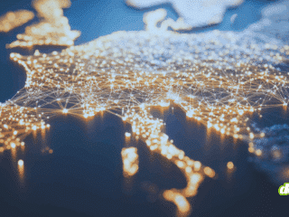 Vue stylisée de l’Europe montrant un maillage de points lumineux reliés par des lignes symbolisant le trafic et les infrastructures réseau.