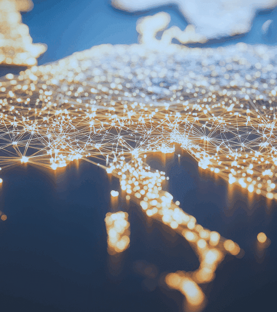 Vue stylisée de l’Europe montrant un maillage de points lumineux reliés par des lignes symbolisant le trafic et les infrastructures réseau.