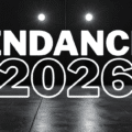 Le texte « Tendances 2026 » en grandes lettres blanches, affiché sur un fond sombre évoquant une scène ou un décor minimaliste éclairé.