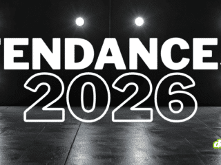 Le texte « Tendances 2026 » en grandes lettres blanches, affiché sur un fond sombre évoquant une scène ou un décor minimaliste éclairé.