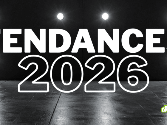 Le texte « Tendances 2026 » en grandes lettres blanches, affiché sur un fond sombre évoquant une scène ou un décor minimaliste éclairé.