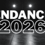 Le texte « Tendances 2026 » en grandes lettres blanches, affiché sur un fond sombre évoquant une scène ou un décor minimaliste éclairé.