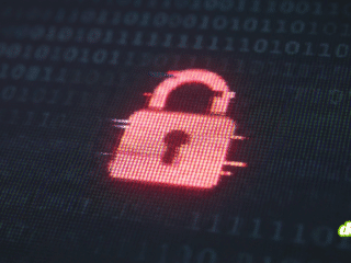 Ce visuel, représentant un cadenas rouge "glitché" sur fond de code binaire, symbolise la défaillance manifeste des contrôles actuels face à la déferlante de contenus générés par IA, comme le souligne l'IWF. Il illustre l'urgence absolue d'intégrer des verrous numériques robustes en amont pour bloquer techniquement la création de matériel abject avant sa diffusion.