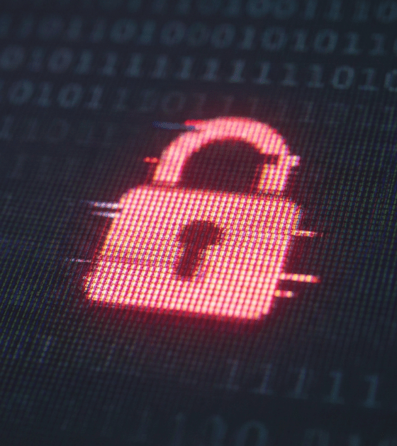 Ce visuel, représentant un cadenas rouge "glitché" sur fond de code binaire, symbolise la défaillance manifeste des contrôles actuels face à la déferlante de contenus générés par IA, comme le souligne l'IWF. Il illustre l'urgence absolue d'intégrer des verrous numériques robustes en amont pour bloquer techniquement la création de matériel abject avant sa diffusion.