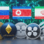 Illustration numérique 16/9 montrant des pièces de cryptomonnaies au premier plan, sur fond de carte cybernétique affichant les drapeaux de la Russie, de la Corée du Nord et de l'Iran, symbolisant l'alliance de ces États dans le contournement des sanctions via la blockchain.