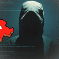 Silhouette encapuchonnée d'un hacker devant des lignes de code numériques, avec une carte de la Suisse marquée d’une croix blanche en surimpression.