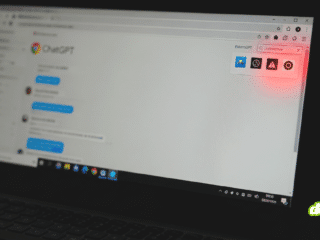 Gros plan sur une extension Chrome malveillante exfiltrant des données lors d'une session ChatGPT sur un ordinateur portable