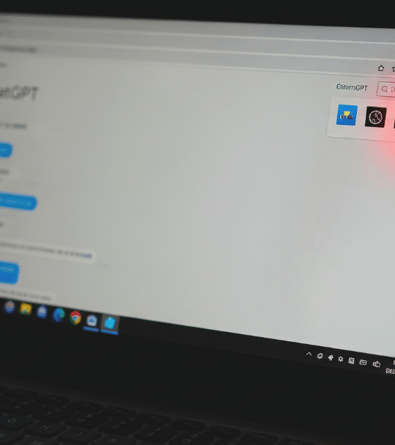 Gros plan sur une extension Chrome malveillante exfiltrant des données lors d'une session ChatGPT sur un ordinateur portable