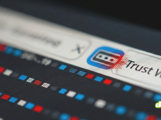 Gros plan sur l'icône de l'extension Trust Wallet dans la barre d'outils d'un navigateur, marquée par un effet de glitch rouge symbolisant l'infection par un logiciel malveillant.