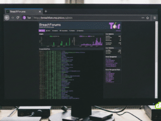 Photographie d'un écran d'ordinateur affichant le navigateur Tor avec l'URL 'http://breachforums.onion/admin'. La page montre une interface d'administration du site du darknet BreachForums avec des statistiques et des outils de gestion.