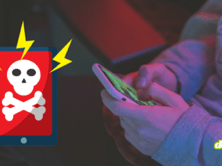 Une personne tient un smartphone tandis qu’un pictogramme de tête de mort signale une alerte de malware mobile.