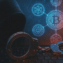 Illustration pour la veille cybercriminalité et crypto : une paire de menottes en métal repose sur un clavier d'ordinateur au premier plan. En arrière-plan sombre, une silhouette de hacker encapuchonné fait face à un réseau lumineux d'icônes de cryptomonnaies interconnectées, incluant les symboles du Bitcoin et de l'Ethereum, dans des teintes bleues et rouges.
