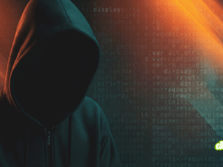 Illustration pour la veille sur les fuites de données : une silhouette de hacker encapuchonné dans l'ombre, sur fond de code informatique bleu, est traversée par des faisceaux lumineux diagonaux orange intenses évoquant une alerte de sécurité ou une brèche active.