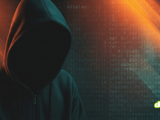 Illustration pour la veille sur les fuites de données : une silhouette de hacker encapuchonné dans l'ombre, sur fond de code informatique bleu, est traversée par des faisceaux lumineux diagonaux orange intenses évoquant une alerte de sécurité ou une brèche active.