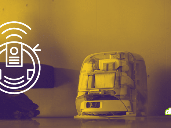 Illustration aux tons jaunes montrant un aspirateur robot DJI Romo dans sa station de charge translucide, accompagnée d'un pictogramme blanc de robot connecté émettant des ondes. Logo DCOD.ch présent en bas à droite.