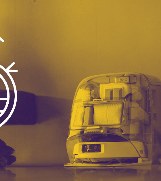 Illustration aux tons jaunes montrant un aspirateur robot DJI Romo dans sa station de charge translucide, accompagnée d'un pictogramme blanc de robot connecté émettant des ondes. Logo DCOD.ch présent en bas à droite.