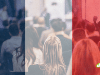 Illustration d'un événement professionnel ou d'une conférence de cybersécurité en France, public assis sous un filtre tricolore avec logo dcod.ch