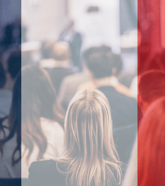 Illustration d'un événement professionnel ou d'une conférence de cybersécurité en France, public assis sous un filtre tricolore avec logo dcod.ch