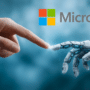 Illustration symbolisant l'alliance entre l'humain et l'IA chez Microsoft pour la cybersécurité : un index humain rencontre celui d'une main robotique futuriste rétroéclairée, évoquant la création de Michel-Ange. Le logo Microsoft est visible en arrière-plan sur un fond bleu technologique abstrait, illustrant les priorités de l'IA pour blinder la défense numérique.