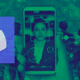Illustration montrant le logo de Discord à côté d'un smartphone affichant une interface de scan facial et de reconnaissance biométrique, sur un fond numérique vert composé de silhouettes et de données.