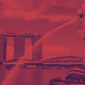Illustration d'une cyberattaque à Singapour : icône de pirate informatique sur fond des monuments emblématiques de la ville sous un filtre rouge pour le média DCOD.