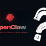Logo de l'IA OpenClaw avec un personnage rouge et un grand point d'interrogation blanc sur fond noir, illustrant les enjeux de sécurité des agents autonomes.