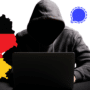 Illustration montrant un hacker encapuchonné devant un ordinateur, entouré de la carte de l'Allemagne aux couleurs du drapeau et du logo de l'application Signal.