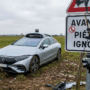 Une démonstration visuelle de la vulnérabilité des systèmes DriveLM face à la signalisation piégée : quand un simple panneau reprogramme le comportement de l'IA.