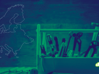 Illustration d'une boîte à outils devant une carte de l'Europe symbolisant la Boîte à outils cybersécurité Europe pour la protection de la supply chain ICT.