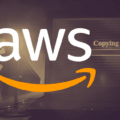 Illustration symbolique d'un piratage AWS assisté par IA montrant le logo Amazon Web Services devant un écran d'ordinateur affichant une barre de progression "Copying data" et un crâne de pirate.
