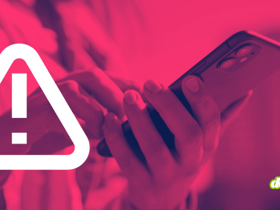 Image d'alerte urgente : un grand triangle d'avertissement blanc est superposé sur une photo d'un iPhone tenu en main. Le filtre rouge vif et l'icône signalent la vulnérabilité critique DarkSword. Le logo dcod.ch est présent dans le coin inférieur droit.