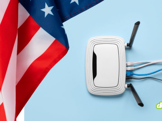 Illustration de la décision de la FCC : un routeur Wi-Fi blanc branché à côté du drapeau américain, symbolisant les routeurs étrangers bannis pour protéger la sécurité des réseaux US (logo DCOD).
