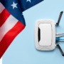 Illustration de la décision de la FCC : un routeur Wi-Fi blanc branché à côté du drapeau américain, symbolisant les routeurs étrangers bannis pour protéger la sécurité des réseaux US (logo DCOD).