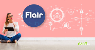 Illustration composite montrant une femme pensive tenant une tablette, assise sur un sol en bois clair devant un mur rose. Le mur est orné d'une carte heuristique de cybersécurité complexe et lumineuse de couleur blanche et bleu clair, avec un crâne central, des boucliers, des serrures et des données. Texte filigrané 'dcod.CH' en bas à droite.