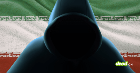 Gros plan en contre-plongée sur la silhouette sombre et sans visage d'un individu portant une capuche. Le tissu vert, blanc et rouge du drapeau iranien est visible à travers l'ouverture de la capuche. Le logo DCOD est situé en bas à droite de l'image.