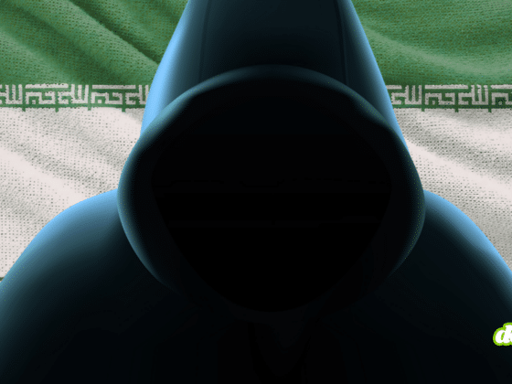 Gros plan en contre-plongée sur la silhouette sombre et sans visage d'un individu portant une capuche. Le tissu vert, blanc et rouge du drapeau iranien est visible à travers l'ouverture de la capuche. Le logo DCOD est situé en bas à droite de l'image.