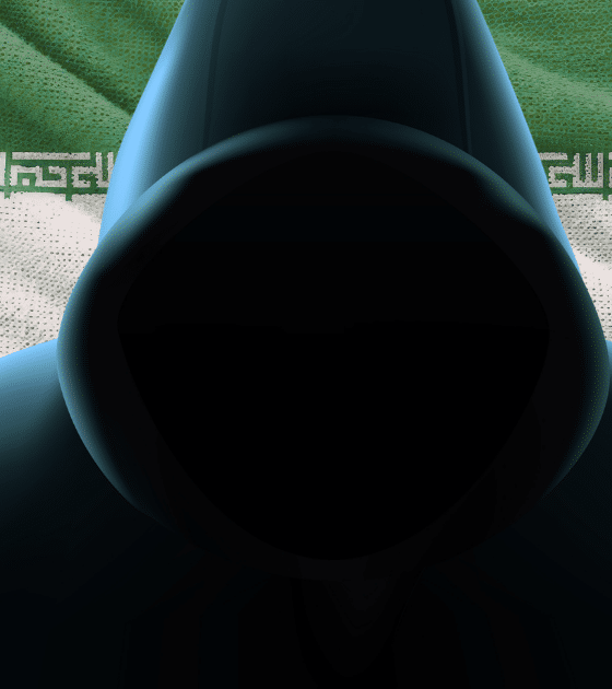 Gros plan en contre-plongée sur la silhouette sombre et sans visage d'un individu portant une capuche. Le tissu vert, blanc et rouge du drapeau iranien est visible à travers l'ouverture de la capuche. Le logo DCOD est situé en bas à droite de l'image.