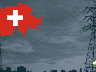 Infrastructures critiques en Suisse : pylônes électriques et réseau haute tension sous un ciel d’orage, illustrant la protection et le cadre légal suisse.