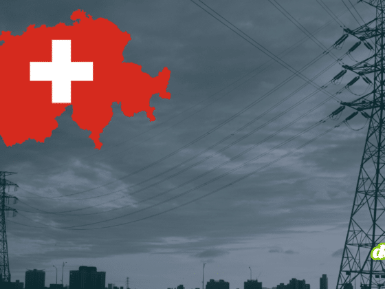 Infrastructures critiques en Suisse : pylônes électriques et réseau haute tension sous un ciel d’orage, illustrant la protection et le cadre légal suisse.