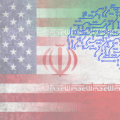 Illustration conceptuelle montrant les drapeaux des États-Unis et de l'Iran en arrière-plan fondu, avec un cerveau humain stylisé composé de circuits imprimés bleus, symbolisant l'utilisation de l'intelligence artificielle dans les conflits géopolitiques et cybernétiques.